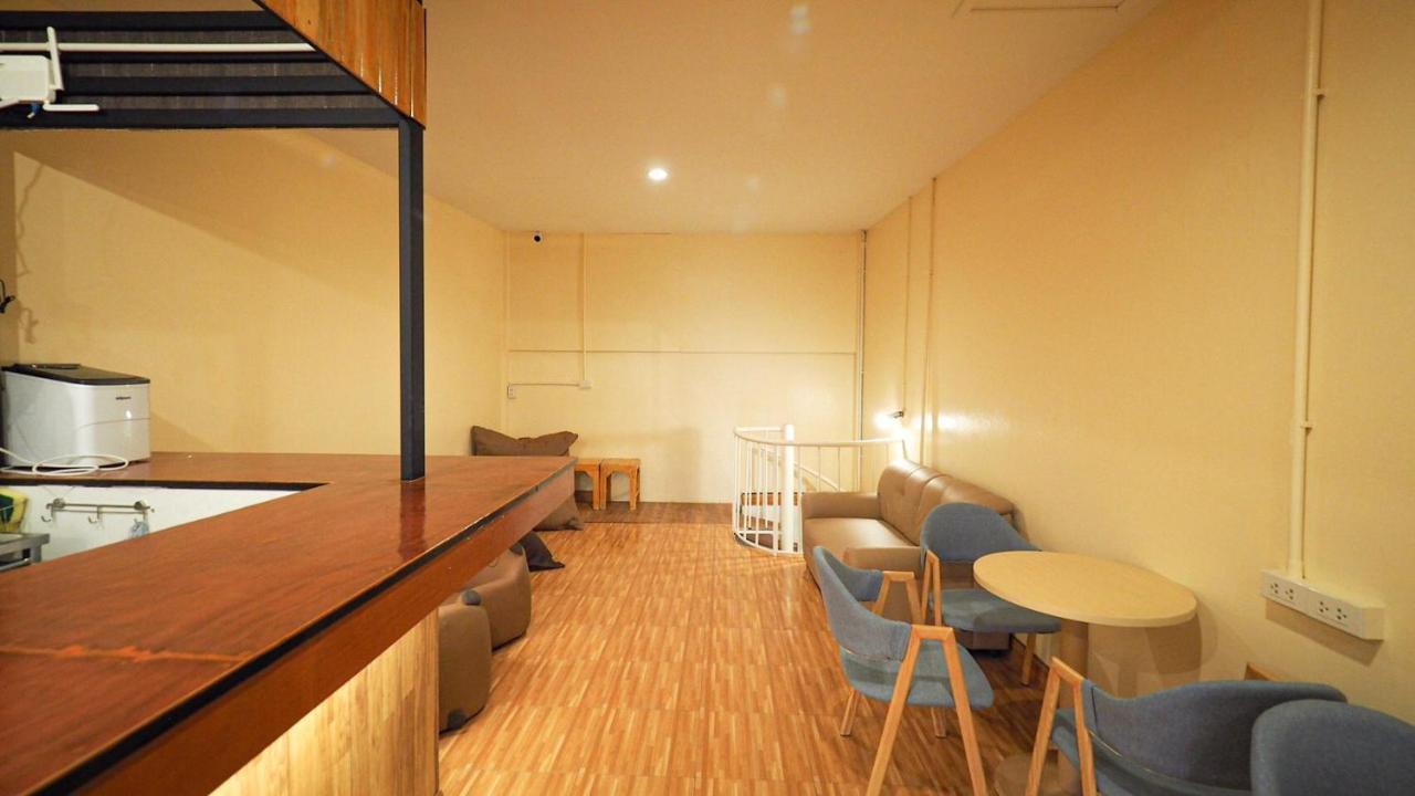 I-Sleep Silom Hostel Bangkok Exteriör bild