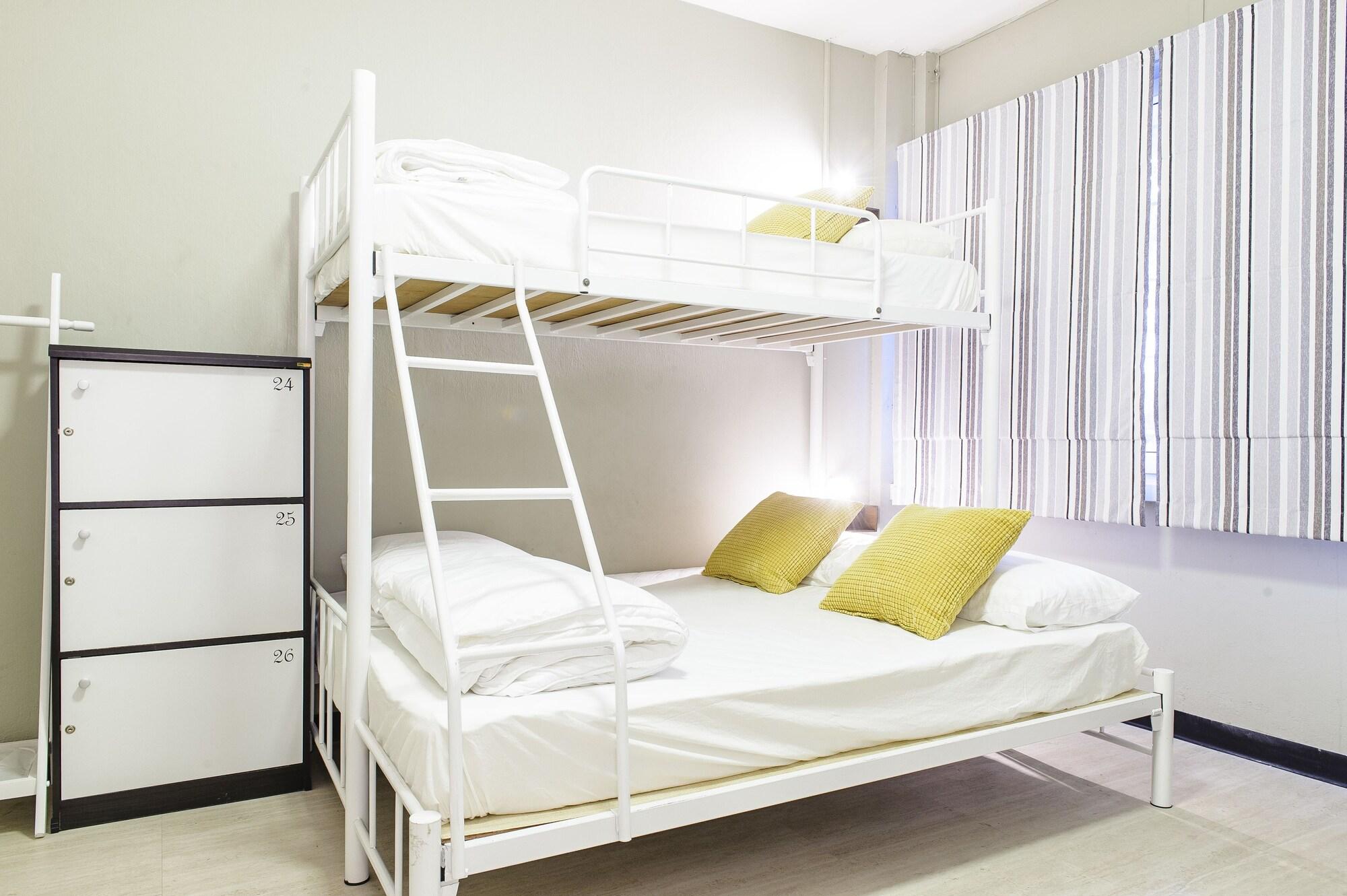 I-Sleep Silom Hostel Bangkok Exteriör bild